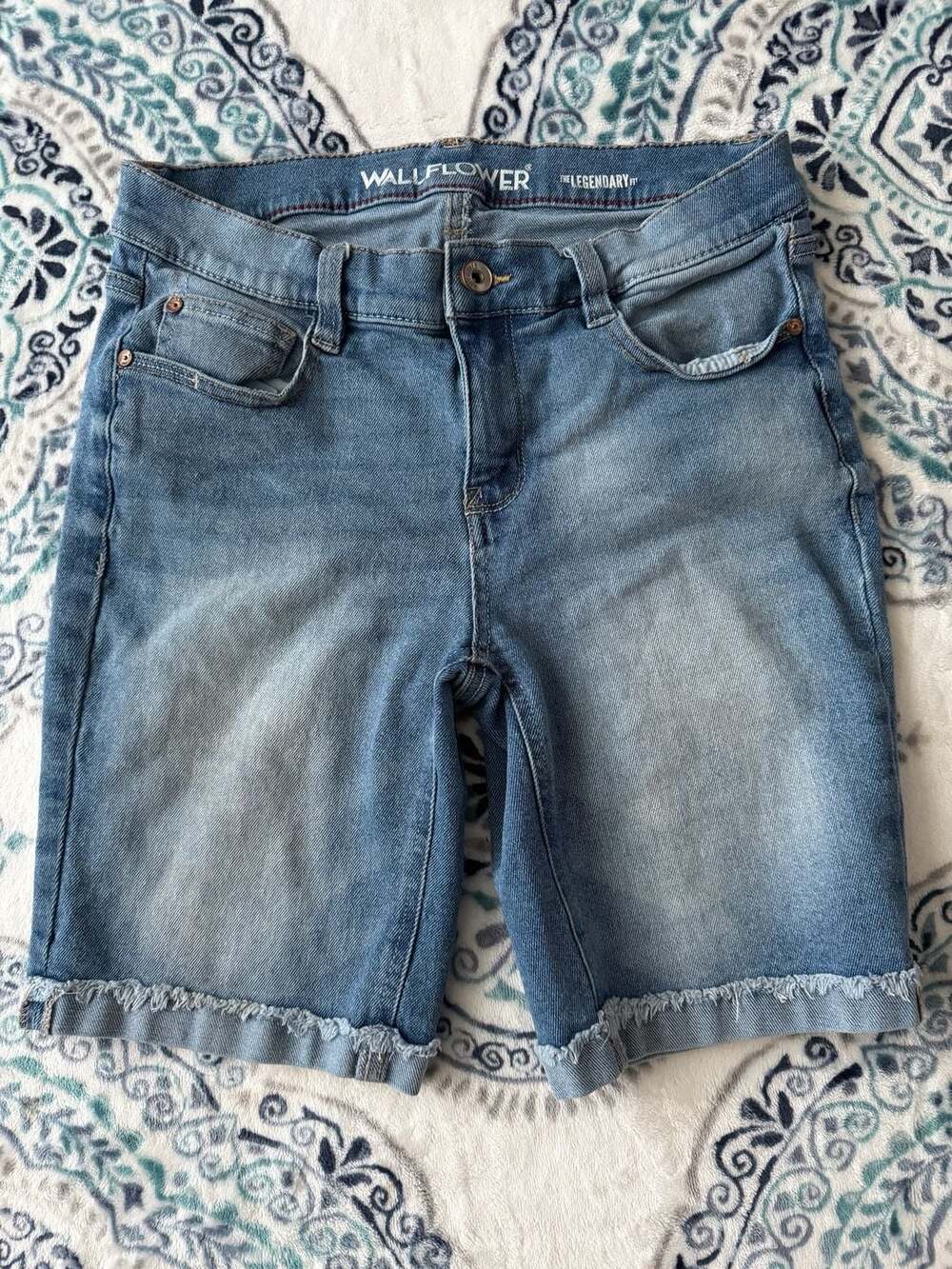 WallFlower The Legendary Fit Bermuda Shorts Size 7 Light Wash Denim